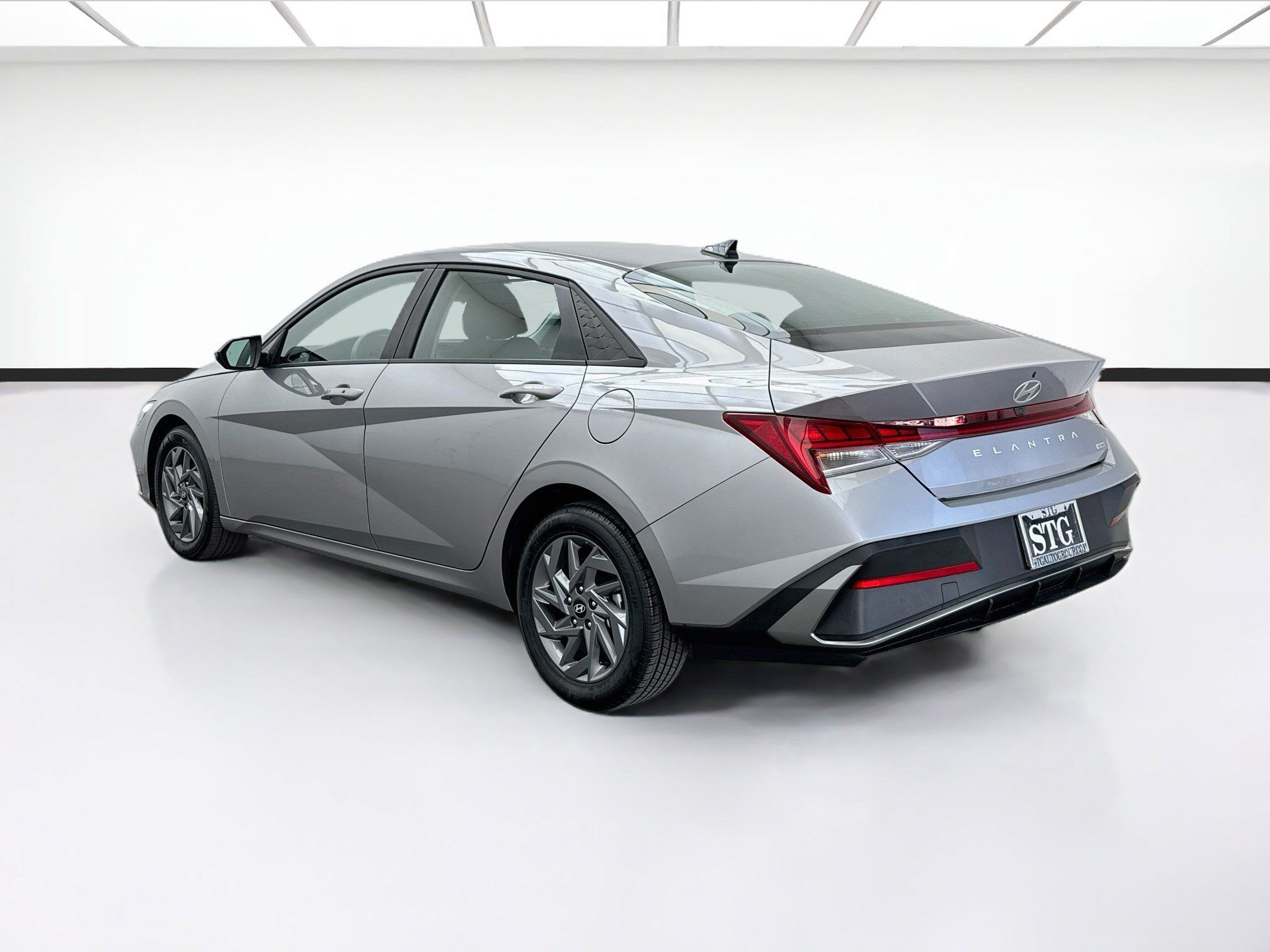 Used 2025 Hyundai Elantra Hybrid FWD image 6