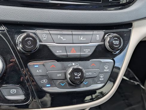 Used 2023 Chrysler Pacifica Touring-L FWD image 25