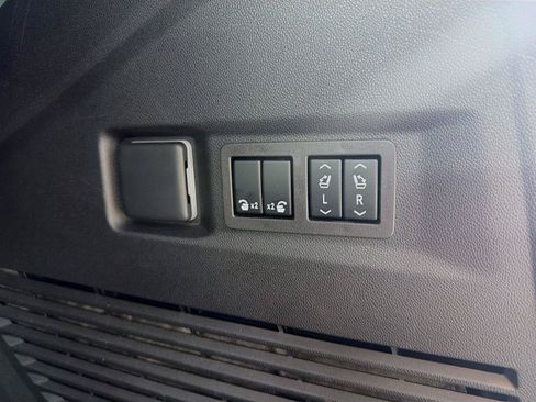 Used 2024 GMC Yukon Denali Ultimate AWD/4WD image 28