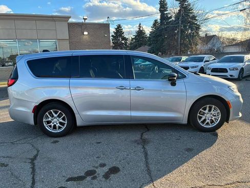 Used 2026 Chrysler Pacifica Select image 4