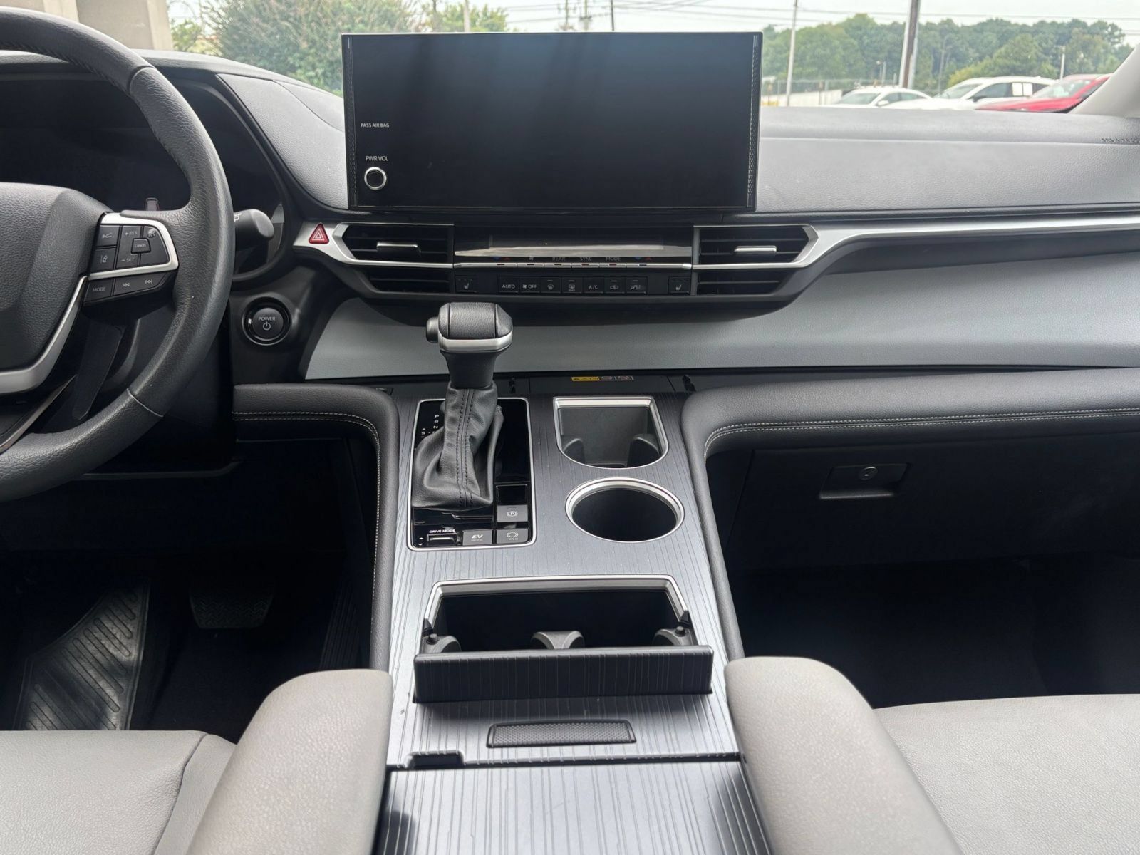 Used 2025 Toyota Sienna XLE FWD image 16