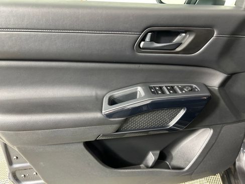 Used 2024 Nissan Pathfinder SV image 11