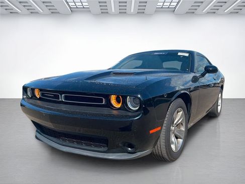 Used 2019 Dodge Challenger SXT RWD image 2