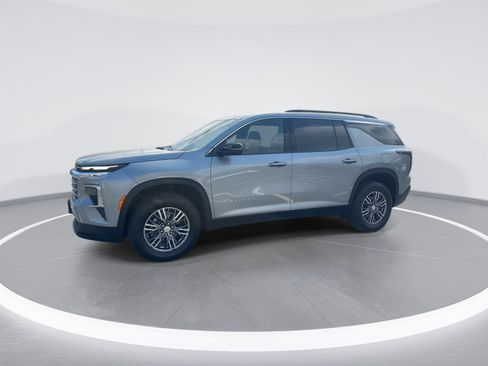 Used 2025 Chevrolet Traverse LT image 5