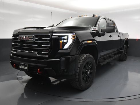 Used 2024 GMC Sierra 2500 AT4 w/ Technology Package AWD/4WD image 2