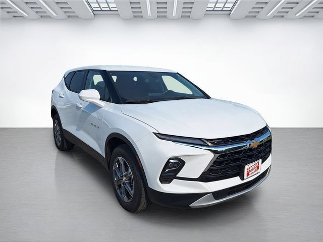 Used 2025 Chevrolet Blazer LT AWD/4WD image 2