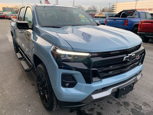 Used 2025 Chevrolet Colorado Z71 w/ Technology Package AWD/4WD image 3