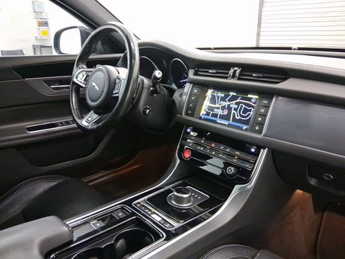 Used 2017 Jaguar XF R-Sport image 20