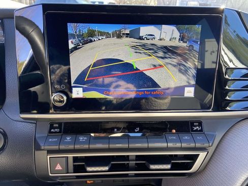 Used 2025 Toyota Camry SE w/ Convenience Package image 22