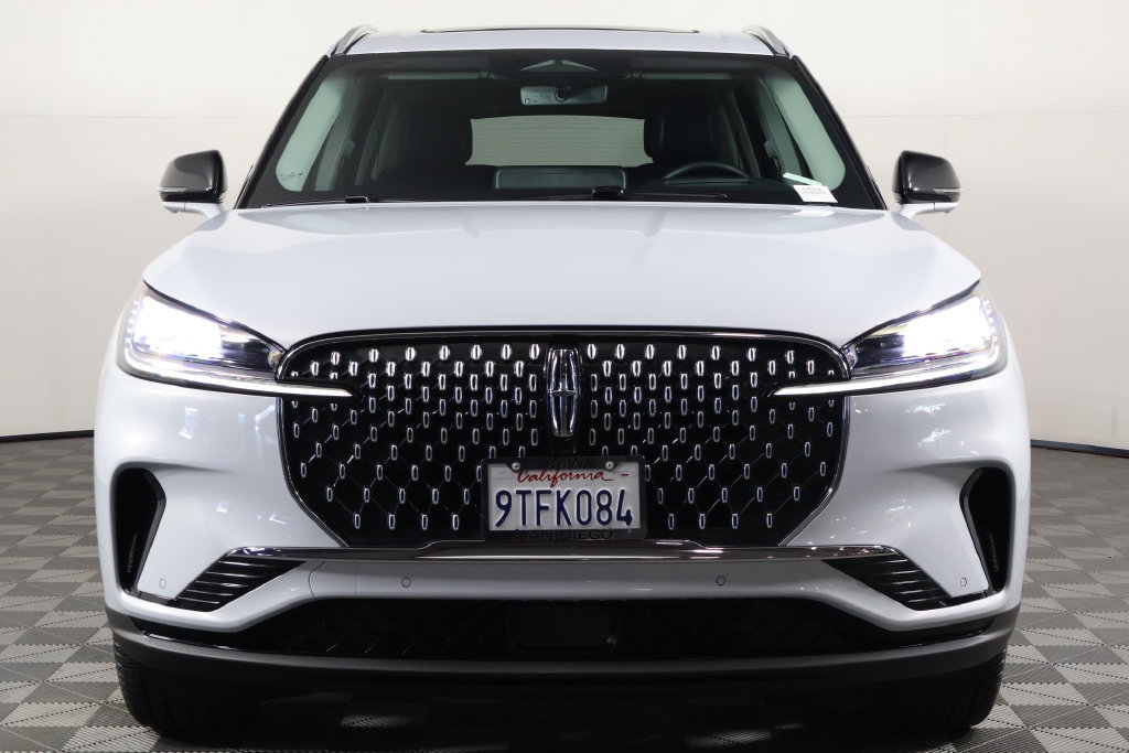 Used 2025 Lincoln Aviator Reserve AWD/4WD image 2