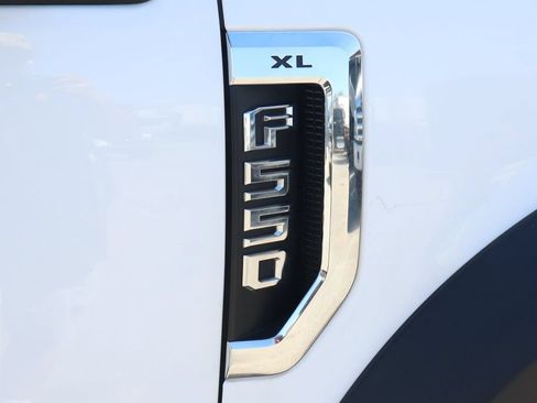 Used 2017 Ford F550 2WD Regular Cab Super Duty image 38