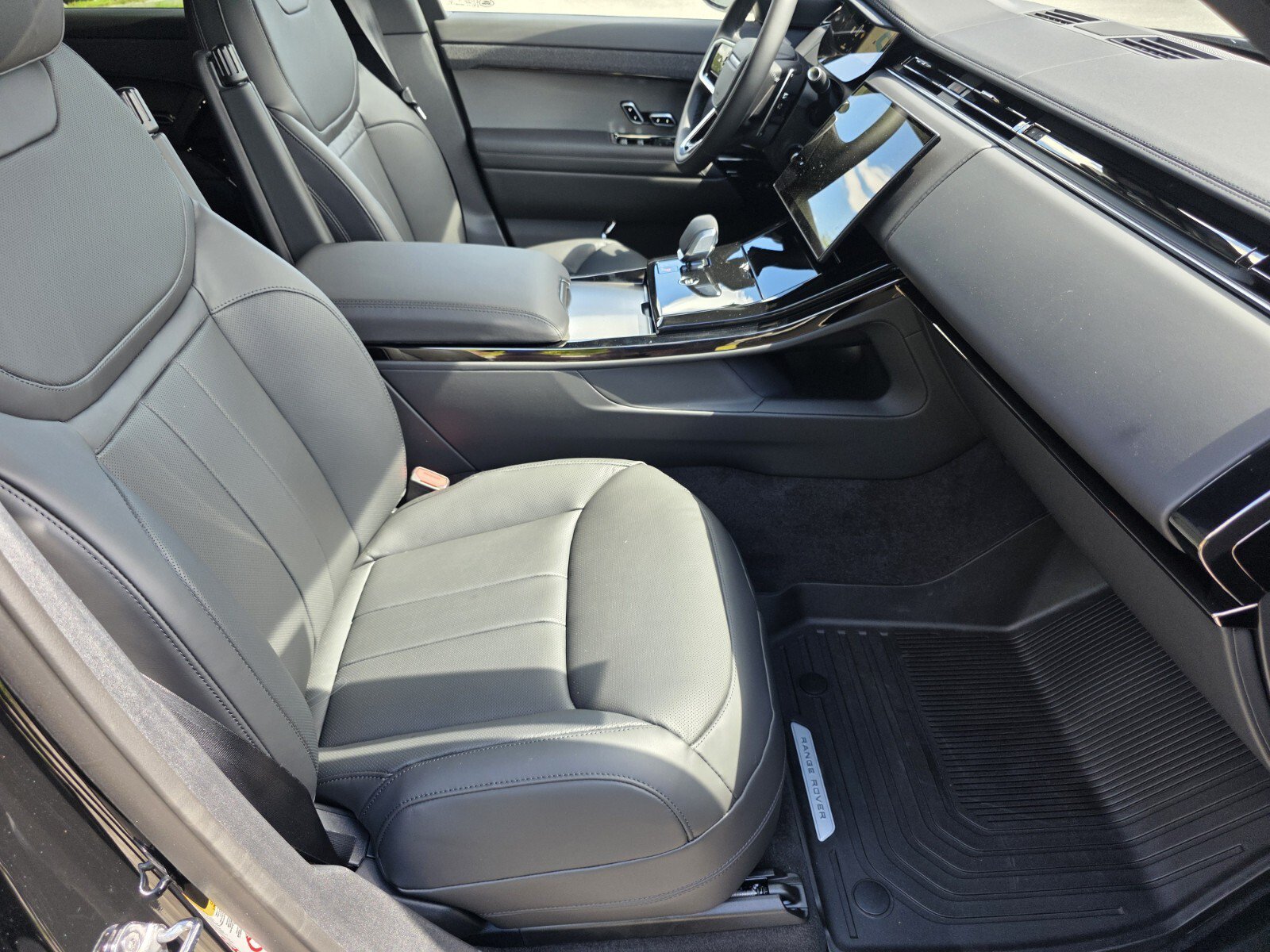 New 2027 Land Rover Range Rover Sport SE AWD/4WD image 3