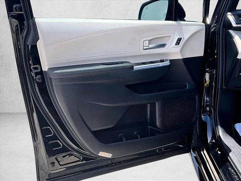 Used 2025 Toyota Sienna Platinum AWD/4WD image 15