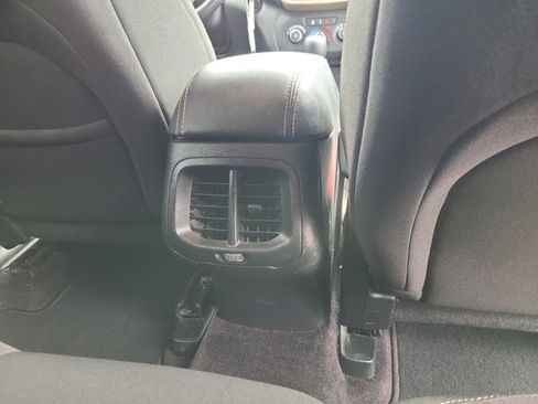 Used 2017 Jeep Cherokee Sport image 15