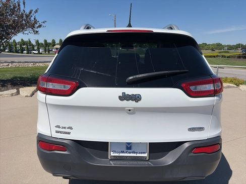 Used 2017 Jeep Cherokee Latitude w/ Cold Weather Group AWD/4WD image 12