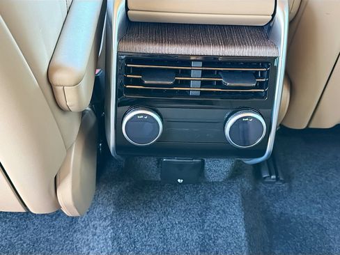 Used 2025 Land Rover Range Rover SE image 19