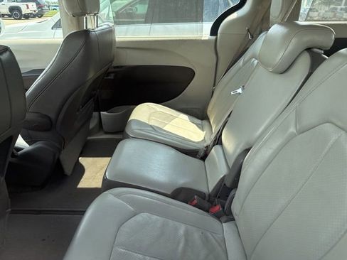Used 2018 Chrysler Pacifica Touring-L FWD image 3
