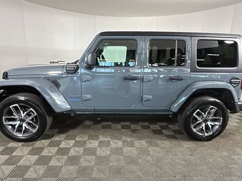 Used 2024 Jeep Wrangler Unlimited w/ Convenience Group AWD/4WD image 5