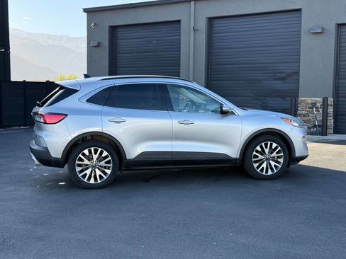 Used 2020 Ford Escape Titanium image 3