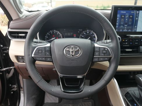 Used 2021 Toyota Highlander Limited image 13
