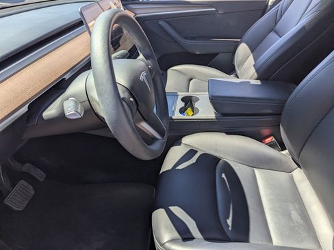 Used 2024 Tesla Model Y Long Range image 11