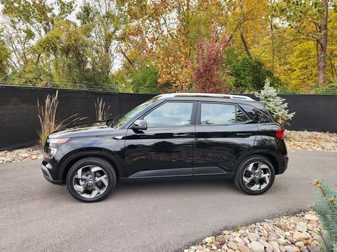 Certified 2024 Hyundai Venue SEL image 2