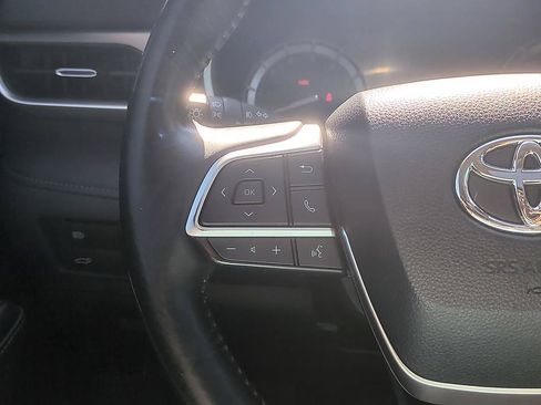 Used 2022 Toyota Highlander XLE AWD/4WD image 15