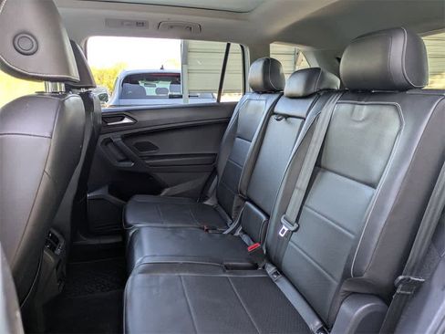 Used 2021 Volkswagen Tiguan SE w/ Panoramic Sunroof Package image 17