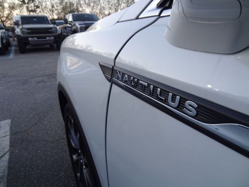 Used 2023 Lincoln Nautilus Reserve image 8