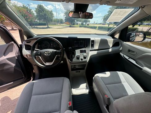 Used 2020 Toyota Sienna L image 20