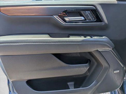 Used 2025 GMC Yukon Denali w/ Sun & Power Step Package AWD/4WD image 10