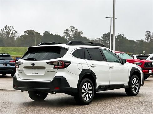 Used 2023 Subaru Outback Premium image 8