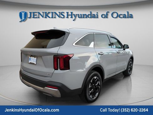 Used 2024 Kia Sorento S image 4