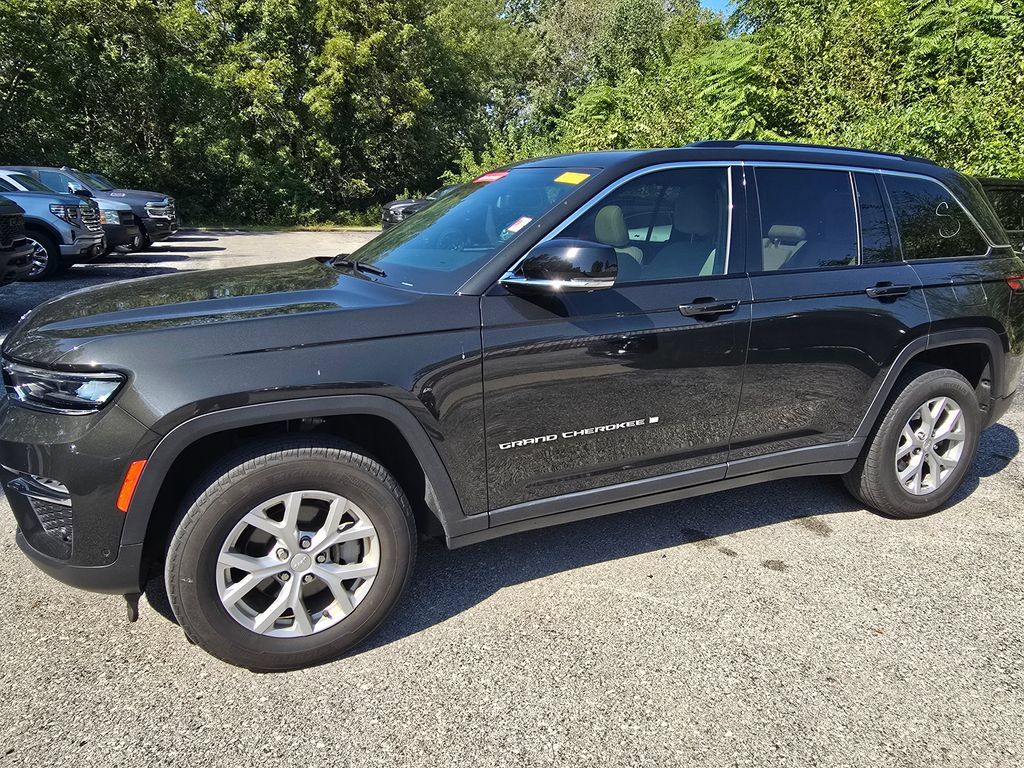 Used 2023 Jeep Grand Cherokee Limited w/ Luxury Tech Group II AWD/4WD image 2