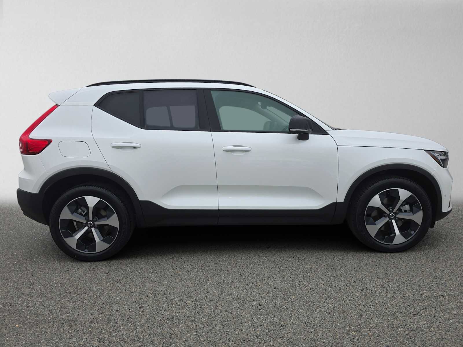 Used 2026 Volvo XC40 B5 Plus w/ Protection Package Premier AWD/4WD image 2