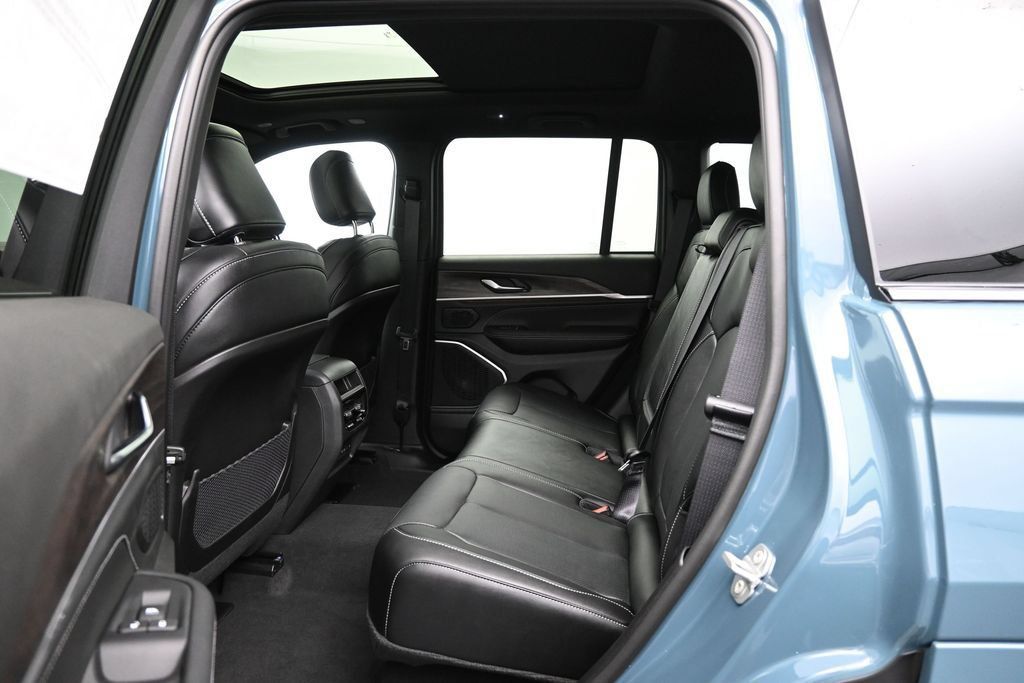 New 2027 Jeep Grand Cherokee Limited AWD/4WD image 28