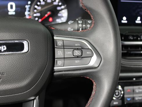 Used 2025 Jeep Compass Trailhawk AWD/4WD image 12