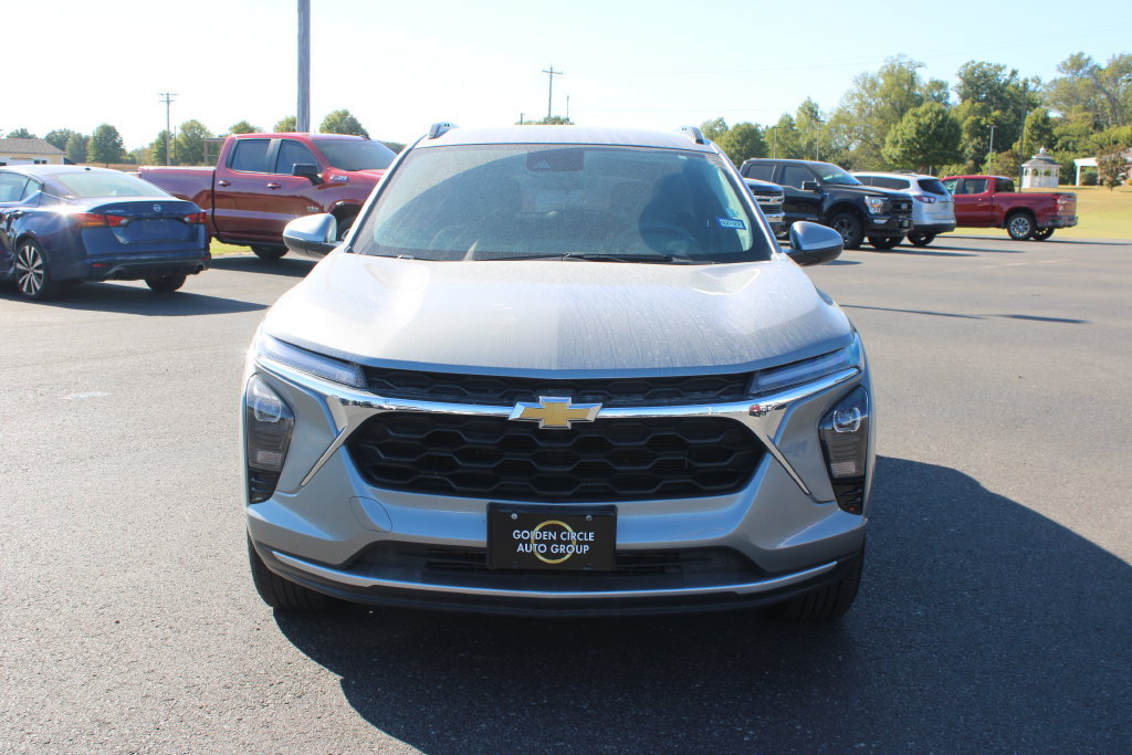 Used 2025 Chevrolet Trax LT FWD image 3