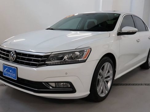 Used 2018 Volkswagen Passat 2.0T SE FWD image 3
