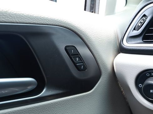 Used 2024 Chrysler Pacifica Touring-L FWD image 19