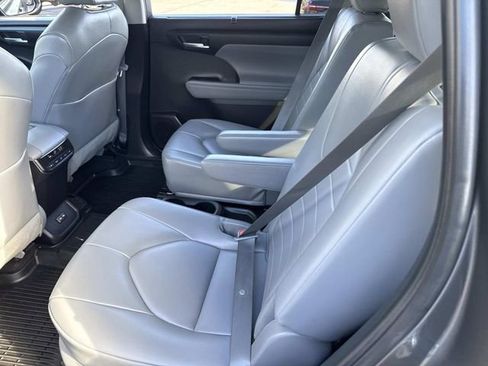 Used 2023 Toyota Highlander XLE image 18