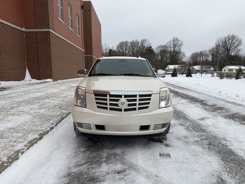 Used 2011 Cadillac Escalade Luxury image 8