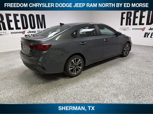 Used 2023 Kia Forte LXS w/ LXS Technology Package FWD image 4