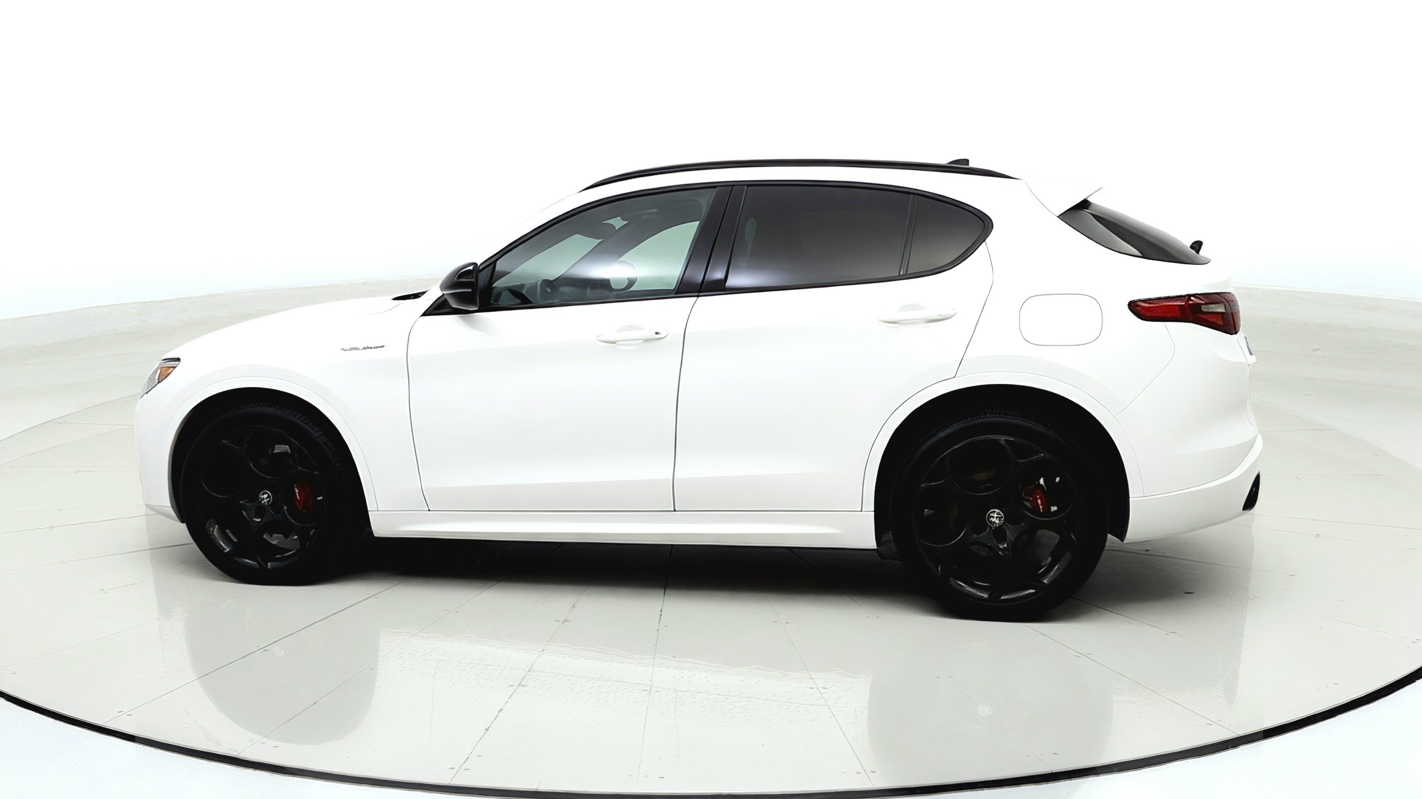 Used 2022 Alfa Romeo Stelvio Veloce AWD/4WD image 4