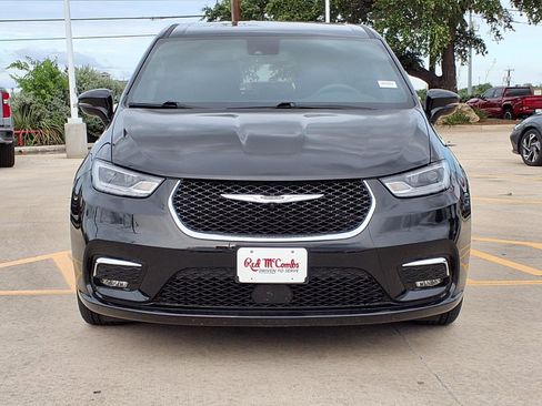 Used 2025 Chrysler Pacifica Select FWD image 2