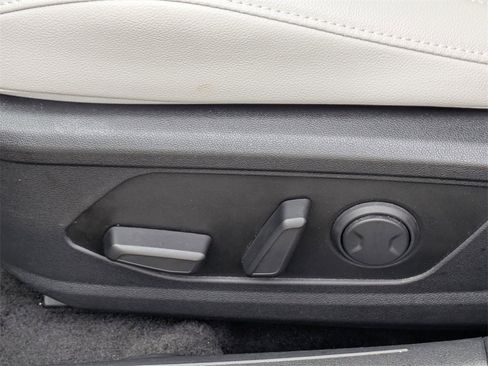 Certified 2025 Hyundai Elantra Limited image 18