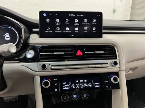 Used 2025 Genesis G70 2.5T image 19