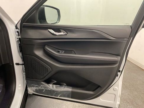 Used 2025 Jeep Grand Cherokee Laredo image 23