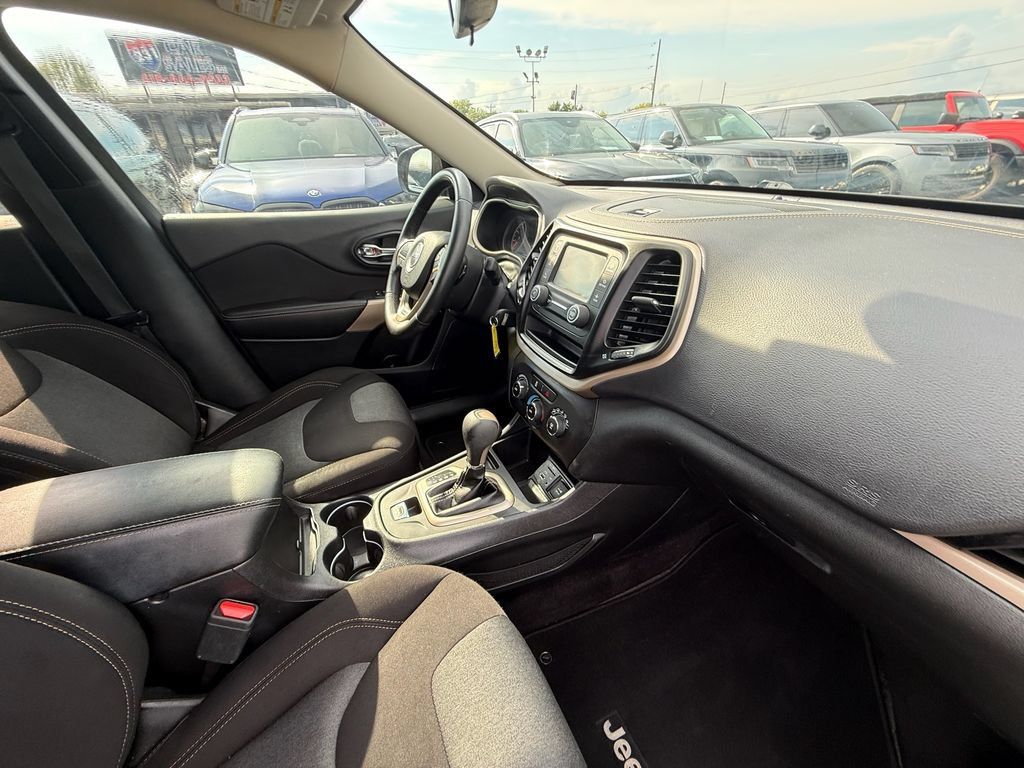 Used 2018 Jeep Cherokee Latitude w/ Altitude Package FWD image 25