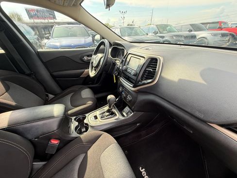 Used 2018 Jeep Cherokee Latitude w/ Altitude Package FWD image 25